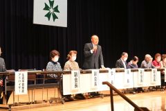 自治会総会であいさつをする安藤会長（中央）