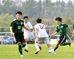 【第５節・帯緑陽高―旭川実高２ｎｄ】ドリブルで相手陣内に侵入する帯緑陽高の（３）ＦＷ今阪汰一（右）