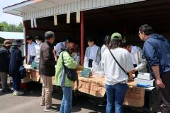 士幌高で野菜や花販売会に行列　士幌 2