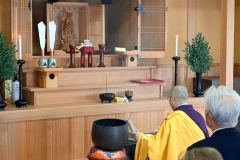 秋葉三尺坊大権現と祈祷会中の豊田応道住職（２８日１４時１５分ごろ、大乗寺秋葉堂）