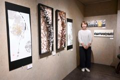和紙アートや前衛書、抽象画などが並ぶ会場と清信さん
