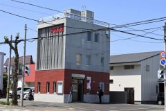 鉄筋コンクリート３階建ての東四条交番