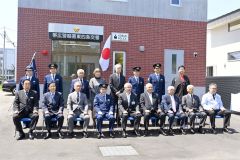 開所を祝う来賓と東四条交番で勤務する署員ら