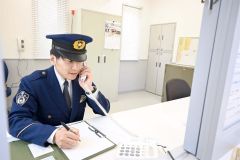 明るい事務室で勤務する署員