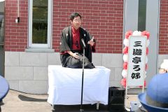 演目「三年目」を披露する帯広署の岡崎傑（たけし）巡査長