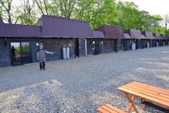 音更町然別北５線西３４にオープンした「ＣＡＭＰ　ＶＩＬＬＡＧＥ　ピュットの森」のコテージを紹介する管理人の北村さん