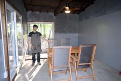 音更町然別北５線西３４にオープンした「ＣＡＭＰ　ＶＩＬＬＡＧＥ　ピュットの森」のコテージの室内に併設した土間を紹介する管理人の北村さん