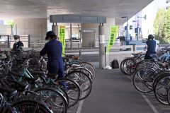 自転車に短冊を付ける帯広署員ら（１４日午後２時５分ごろ、ＪＲ帯広駅西側駐輪場）