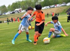 【丸大ブロック決勝・帯広東ＦＣ―北見西少年団】果敢にドリブルを仕掛ける帯広東ＦＣのＭＦ（１１）中村海路（中央）