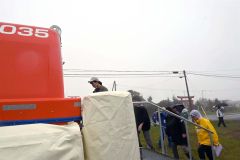 津波救命艇に避難する住民