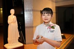 式後にナイチンゲール像の前でキャンドルを手に抱負を語る３２期生の乾さん（長尾悦郎通信員撮影）