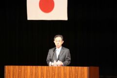 式辞を述べる吉田学校長長尾悦郎通信員撮影）