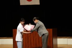 花束を受け取る３２期生（左）（長尾悦郎通信員撮影）