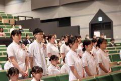 名前を呼ばれ起立する３２期生（長尾悦郎通信員撮影）