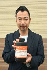 プープ・ループを手にする岸社長