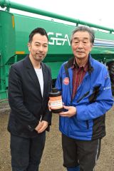プープ・ループを手にする韮澤さん（右）と岸社長