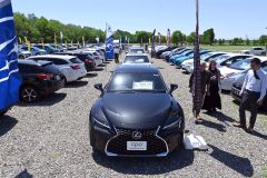 目当ての車を求めて朝から多くの人が訪れた（１８日午前１０時２０分ごろ）