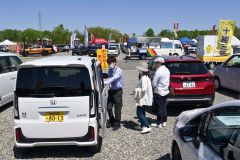 目当ての車を求めて朝から多くの人が訪れている