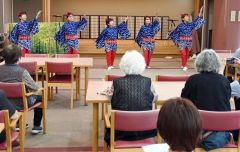 「秋田節」をBGMに民舞を披露するかしわの会のメンバーら