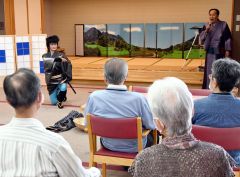 戯曲「関の弥太っぺ」を唄う池田代表(右)と踊る森代表(左)
