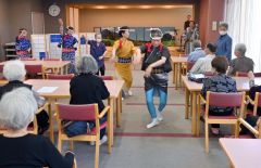 フィナーレは入居者も踊りの輪に加わって北海盆唄をBGMに盆踊りを楽しんだ