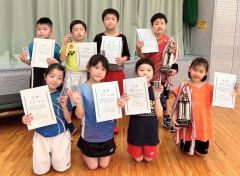 １・２年生の上位入賞者。前列右から松原、川口、山本、火山。後列右から小川、中野、中山、有働
