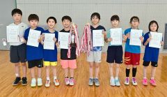 ３・４年生の上位入賞者。左から中野、池田、鈴木、竹内、愛澤、馬渕、大坂、猪股