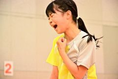 ５・６年生女子を制した岡田ゆずがガッツポーズで喜びを爆発させる