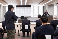 河野デジタル相に質問する帯広柏葉高３年生（左）