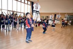 元気に火の用心の歌を合唱する園児たち
