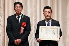 協会の発展に寄与したとして、吉村道森林管理局長（左）から感謝状を受け取った栗林建設の河西健一社長