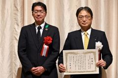 吉村道森林管理局長（左）から感謝状を受け取った萩原会長