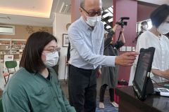 視線入力できるツールを体験操作する参加者