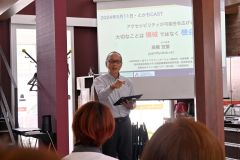 「指伝話」を用い、自己紹介の読み上げを操作する高橋代表