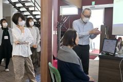 視線入力できるツールを体験操作する参加者