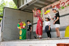 青空の下、休日を満喫　広尾で「つつじまつり」 3