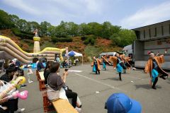 青空の下、休日満喫　広尾で「つつじまつり」