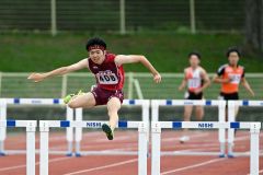 【男子４００メートル障害】５６秒２２で頂点に立った山田拓実（帯三条）