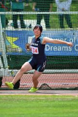 【女子円盤投げ】４０メートル９９を投げ優勝した川村羽海（幕別清陵３年）。川村は砲丸投げも制し２冠を達成した