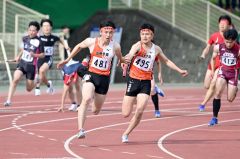 【男子４００メートルリレー】優勝した白樺学園のアンカー清水昴瑠（左）にバトンにバトンを手渡す３走の泉航大也