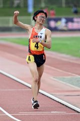 【男子５０００メートル競歩】２５分４８秒８３で優勝した大野楓護（白樺学園）がゴールラインでガッツポーズ