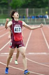 【男子４００メートル】トップでゴールした下野那智（帯三条）が両手を力強く握りしめる