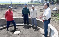 遺構の発掘作業を行った末下さん（写真左）ら地域住民。右は作業に加わった帯広百年記念館元館長の北沢実さん