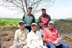 遺構の発掘作業を行った地元住民ら。前列右端が末下さん