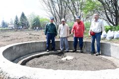 遺構の発掘作業を行った末下さん（右から２人目）ら地域住民。右は作業に加わった帯広百年記念館元館長の北沢実さん
