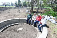 遺構の発掘作業を行った地元住民ら。右から２人目が末下さん