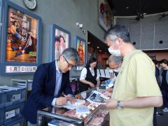 舞台あいさつ後に行われた山﨑監督のサイン会