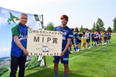 勝ち越しゴールを決め、手島旭芽室町長（左）からＭＩＰ賞を受け取る、スカイアースの下田康太（右）＝金野和彦撮影
