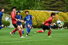 【第１節・北海道十勝スカイアース－ＡＳＣ北海道】前半４２分、スカイアースのＦＷ下田康太（青色ユニホーム、中央）が勝ち越しのゴールを決め２－１とする（金野和彦撮影）