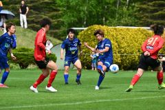 【第１節・北海道十勝スカイアース－ＡＳＣ北海道】前半４２分、スカイアースのＦＷ下田康太（青色ユニホーム、右）が勝ち越しのゴールを決め、２－１とする（金野和彦撮影）